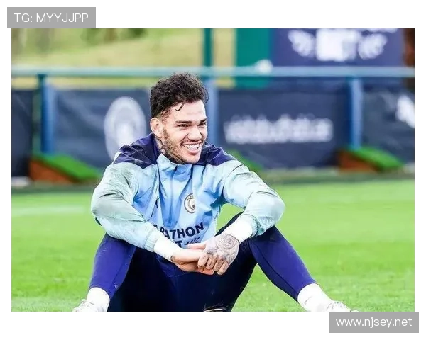 阿利松 vs 埃德森:出球组织与门线能力风格对比分析 阿利松 vs 埃德森:出球组织与门线能力风格对比分析