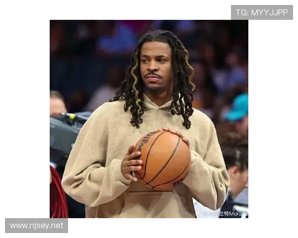 贾·莫兰特这生活像极了豪门小公子，训练完还在用顶配跑车接娃回家？