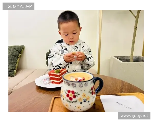 辛德胡这生活简直开挂了，训练室外她连咖啡都要讲究成艺术品？